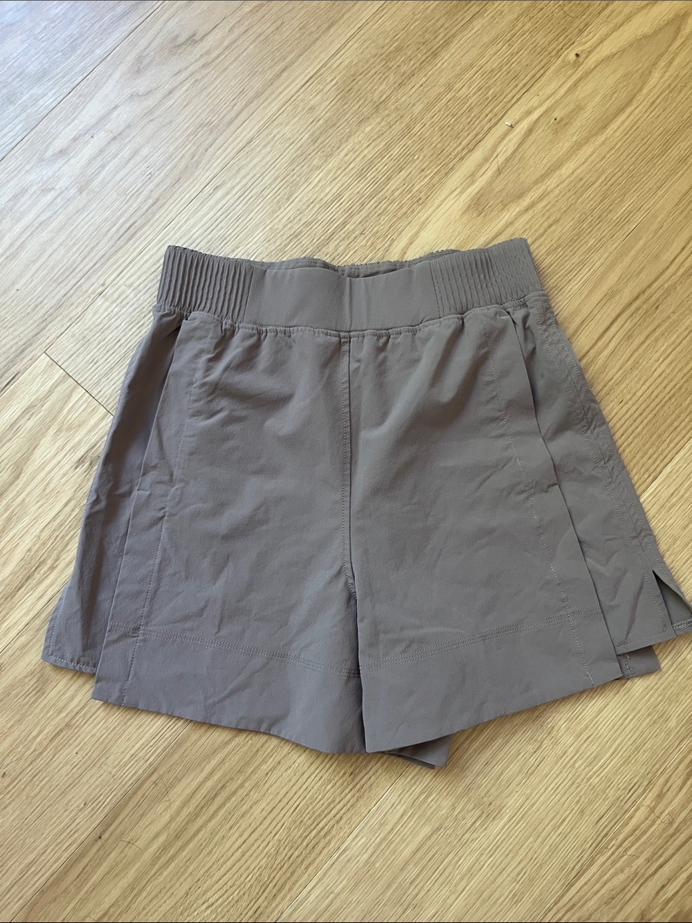 lululemon Women’s Stretch Woven Relaxed Fit High Rise Short-Taupe/Mauve size S